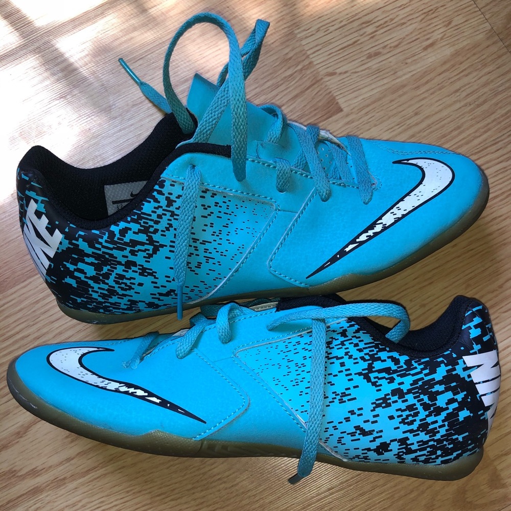 Indoor soccer shoes